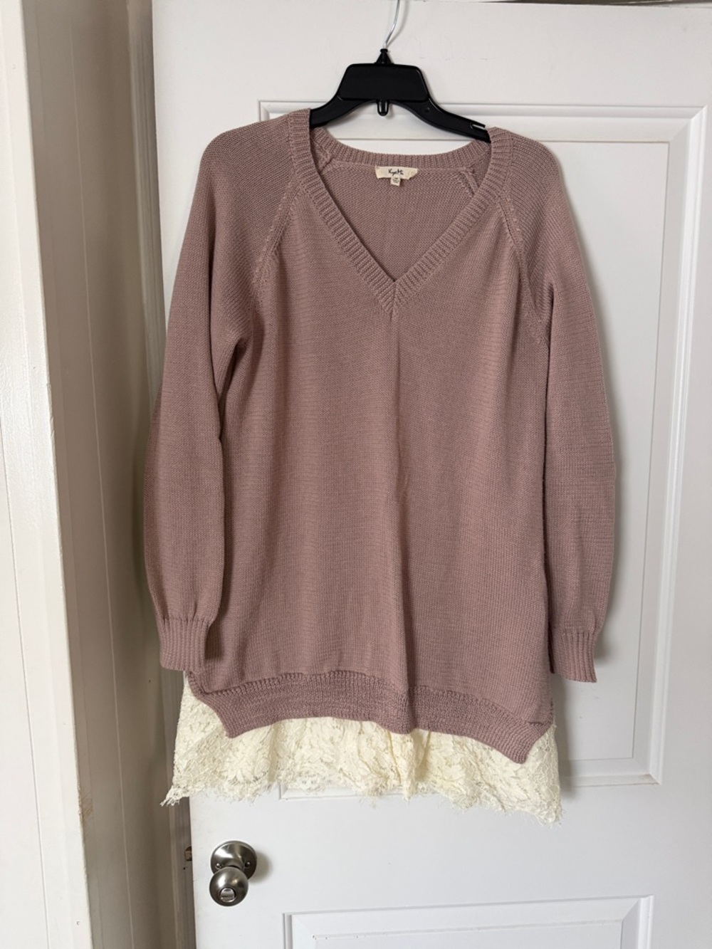 Soft Mauve V-Neck Sweater with Lace Hem